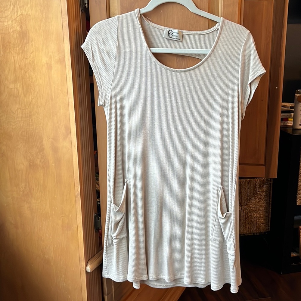 Tan Dress w/pockets. Cutout Back. SMALL.
